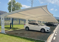 Abri de jardin et de cour en métal pour le stationnement en extérieur, idéal pour divers scénarios de stationnement de voitures en extérieur.