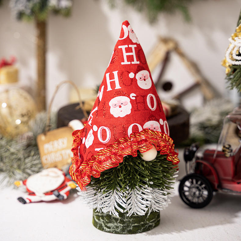 ต้นคริสต์มาสขนาดเล็กพร้อมโนมสีแดง