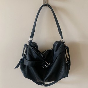 Sac à bandoulière en cuir noir avec fermeture éclair, résistant à l'eau, pour les trajets quotidiens, sac fourre-tout à porter en bandoulière - Product Image 1