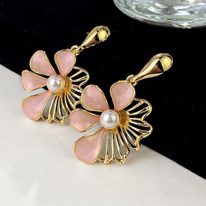 Boucles d'oreilles tendance de style rétro français, nouveau design de fleurs roses à effet goutte, douces et élégantes, en alliage de cuivre avec pierre principale en ambre - Product Image 5