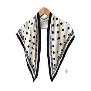 Sciarpa triangolare marca Z 135x60 cm con pois, accessorio di moda leggero per donna, per tutte le stagioni - Product Image 1
