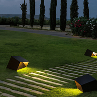 Lampe de sol LED moderne et chaleureuse, en forme de cube incliné, en métal noir, à éclairage indirect, pour allées, pierres et aménagements paysagers