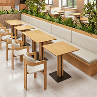 Fauteuil de salle à manger, structure en bois clair avec accoudoirs ouverts, dossier incurvé rembourré crème pour restaurant, café et hôtel