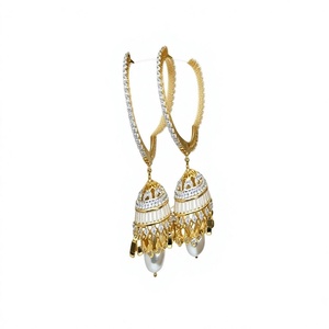 Magnifiques boucles d'oreilles créoles en laiton plaqué or de qualité supérieure avec pierres de zircon pour femme, idéales pour les soirées et la collection mode tendance. - Product Image 2