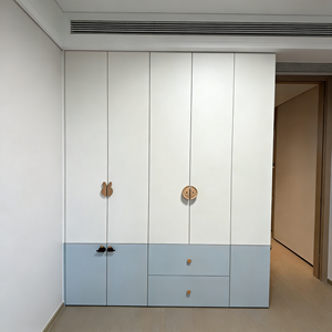 Armoire pour enfants BALOM personnalisée, design bicolore bleu et blanc, meubles de chambre à coucher en bois massif écologiques - Product Image 5