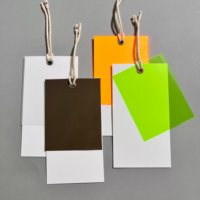 Étiquettes en papier personnalisables OEM pour chaussures et vêtements, impression dorée écologique, tailles et couleurs sur mesure, agents de sourcing