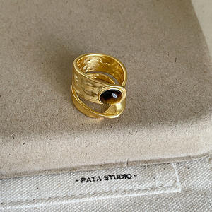 Bague Rétro Luxe Léger pour Femme, Design de Niche, Tendance Mode Unique et Élégante - Product Image 1