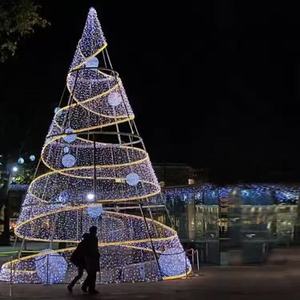 Grand arbre artificiel en métal éclairé pour l'extérieur, arbre de Noël en PVC avec boules, décoration de Noël commerciale de grande taille pour l'extérieur - Product Image 5