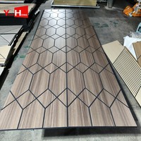 Panneau décoratif intérieur Akupanel en lattes de bois avec feutre PET insonorisant pour la finition des murs intérieurs de restaurant