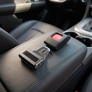 Hebilla de Cinturón de Seguridad para Auto, de Plástico Negro, Mecanismo de Liberación con Botón, Universal, de 2 y 3 Puntos - Product Image 1