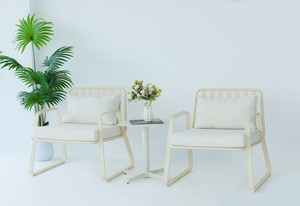 Ensemble de 2 fauteuils de jardin modernes en aluminium, résistants aux intempéries, aux UV et écologiques, avec table d'appoint - Blanc avec coussins beiges - Product Image 2
