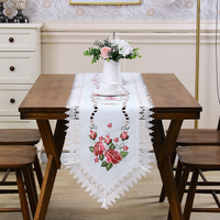 Technologie de broderie de nappe rectangulaire Drapeau de table en tissu polyester Beau motif de fleurs