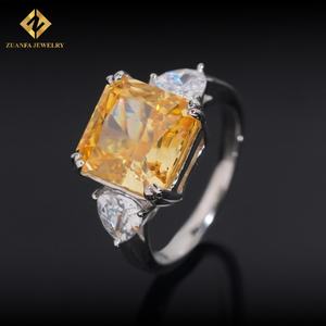 Anillo de Compromiso de Plata de Ley 925 con Diamante Corte Princesa Amarillo para Mujer, en Existencia - Product Image 2