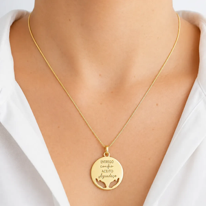Collier rond en acier inoxydable plaqué or 18 carats avec gravure personnalisée d'une citation biblique, mains en prière, bijoux religieux chrétiens - Product Image 4