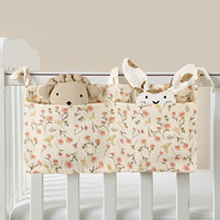 Pare-chocs de lit bébé en coton à motif floral avec 2 poches, sac suspendu pour biberons, organiseur de couches, sac de poussette, 0-12 mois