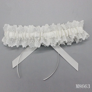 M8663 Vente en gros Jarretière de mariée sexy en dentelle avec rose blanche - Product Image 4