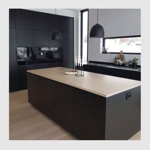 Îlot de cuisine de style moderne noir de luxe avec rangement, tables en bois, armoires de cuisine avec dosseret lumineux, accessoires - Product Image 4