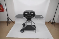 Barbecue à charbon de bois moderne et luxueux NL de 22 pouces avec chariot, structure en fer, finition émaillée et tables latérales double face pour les fêtes