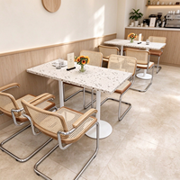 Ensemble table et chaises en rotin de luxe nordique pour restaurants commerciaux, idéal pour les salades de nouilles, les snacks, les desserts et les salons de thé.
