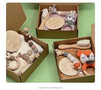 Vente en gros usine/OEM : Ensemble de hochets en crochet pour bébé en bois, coffret cadeau de naissance, chaîne de sucette, cadeau de naissance pour le premier mois de bébé