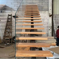 Intérieur moderne VIKO utilise un garde-corps en verre de style minimaliste Escalier mono limon à grande plate-forme