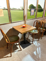 Ensemble table et chaises de style rétro en bois massif vintage pour restaurants, cafés, pâtisseries et espaces commerciaux
