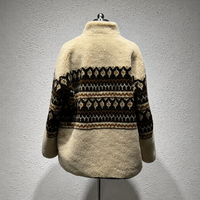 Manteau en fausse fourrure géométrique beige personnalisé en polyester suédé avec col montant et fermeture éclair bidirectionnelle, poches passepoilées, idéal pour l'automne et l'hiver, style décontracté