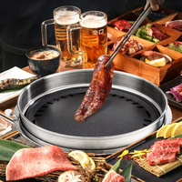 Gril à charbon de bois intérieur en acier inoxydable de style coréen Gril de barbecue commercial sans fumée Finition plaquée or Chariot Capacité de 3 à 5 personnes