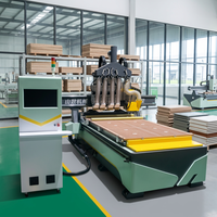 Centre de traitement automatique de meubles en panneaux CNC avec machine de découpe et de perçage à lames de scie multi-broches pour le nesting du bois
