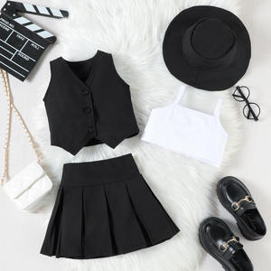 طقم صيفي بناتي من Conyson مكون من أربع قطع كلاسيكية، سترة عصرية بفتحة رقبة على شكل V وأزرار أمامية مع بلوزة كاميسول وتنورة مطوية وقبعة - Product Image 5