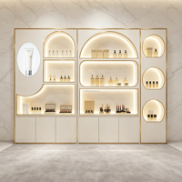 Vitrine de présentation murale LED écologique et durable pour cosmétiques, avec étagères creuses cintrées pour soins de la peau et parfums