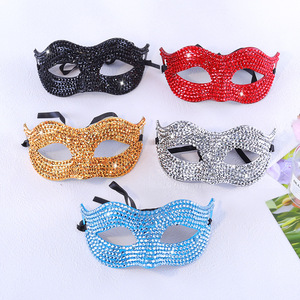 Masque demi-visage en plastique orné de diamants pour fête, costume de carnaval, accessoire de déguisement - Product Image 1