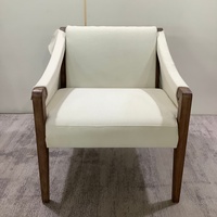Fauteuil d'appoint OEM de style Mid-Century avec structure en bois massif, tissu blanc et détails de boucle en cuir pour salon et hôtellerie