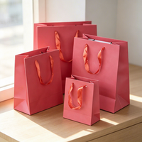 Sacs cadeaux en papier couché gaufré vert foncé avec logo personnalisé, poignées en ruban de satin argenté, emballage de luxe pour la vente au détail