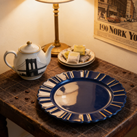 Assiette de présentation classique en plastique PP, écologique, bleu marine, 13 pouces, motif végétal pigmenté, faite à la main, bordure ondulée dorée