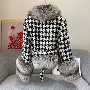 Cappotto in lana da donna con collo e polsini in pelliccia di volpe enorme - Product Image 2