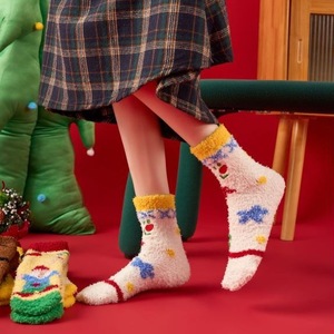 RUIQUWIN calcetines de regalo de decoración navideña para mujer invierno otoño bordado Coral polar grueso cálido calcetines de suelo para invierno otoño - Product Image 3