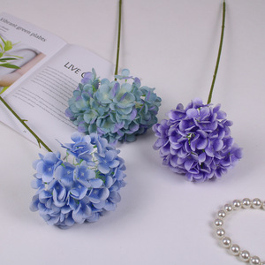 Bouquet d'hortensias artificiels 72 pièces – Fleurs en soie décoratives pour la maison et les événements (Mariages et Salons) - Product Image 1