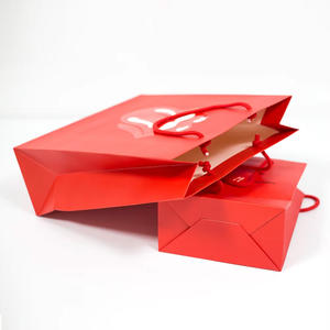 Sac en papier personnalisé avec logo imprimé UV, sac de shopping de luxe pour vêtements, bijoux, cosmétiques, sac en papier rouge pur <span class=keywords><strong>portable</strong></span> pour la vente au détail - Product Image 4