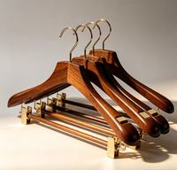 Cintre à épaules larges pour manteaux et vestes, idéal pour armoire, magasin de vêtements, hôtel, avec logo personnalisé, en bois de hêtre massif de luxe avec pince Lotus