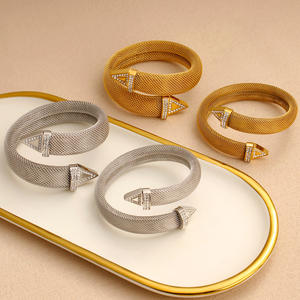 Bracelet ouvert pour femme YF6582, style rétro français, en acier inoxydable plaqué or 18 carats, maille exagérée, zircon, étanche - Product Image 3