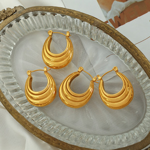 Pendientes de Aro en Forma de U Jean Miss Gold, Geométricos, con Pliegues Irregulares, para Uso Diario, Unisex - Product Image 2