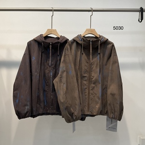 เสื้อแจ็คเก็ตมีฮู้ดแบบยูนิเซ็กซ์ ลายมัดย้อมสไตล์เรโทร ตกแต่งด้วยผ้าควิลท์ ทรงหลวม ใส่สบาย เหมาะสำหรับกิจกรรมกลางแจ้ง ฤดูใบไม้ร่วง รับผลิตแบบ OEM กันน้ำ - Product Image 1