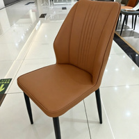 Chaise de salle à manger moderne en cuir à motif patte de chat avec coutures verticales, chaise d'appoint rembourrée avec pieds en métal noir pour salle à manger et cuisine