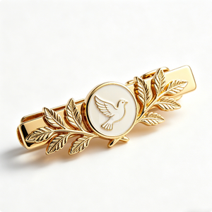 Pince à cravate personnalisée en métal plaqué or avec design en émail dur 3D en relief - Cadeau de fiançailles, de mariage et d'anniversaire pour homme - Product Image 6