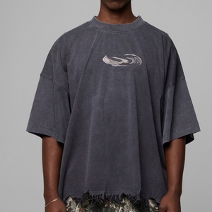 T-shirt Oversize Vintage Lavata Effetto Consumato con Orlo Sfrangiato, Stampa Gotica Tribale, Streetwear, in Cotone Pesante - Product Image 1