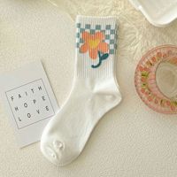 Nouvelles chaussettes blanches pour femmes, mignonnes, motif de fleur de dessin animé, douces et respirantes, en coton, 2023
