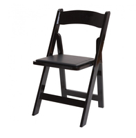 Vente en gros de chaises pliantes en bois naturel marron pour jardin Wimbledon rembourrées pour mariage