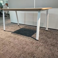 Bureau de travail moderne avec gestion des câbles, plateau en bois, pieds en métal blanc, tiroir de rangement, garantie de 3 ans, pour espace de travail commercial