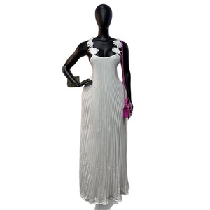Vente en gros usine de vêtements pour femmes : Nouvelle collection Printemps 2026 – Robe élégante à bretelles florales 3D, couleur unie, plissée et dos nu - Product Image 3